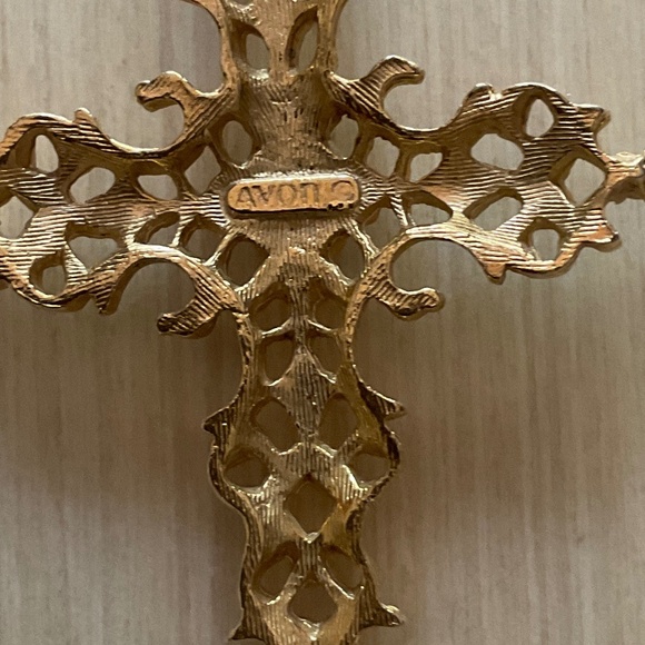 Abbey Cross Signed Avon 1975  with Ruby Red Cabochon Unisex - Picture 3 of 10